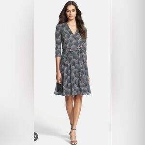 Diane Von Furstenberg  100% silk Julian scalloped flat Polka Dot wrap Dress 8